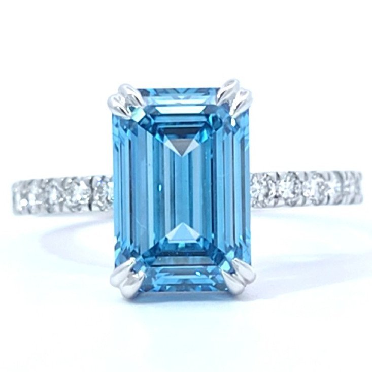 Ring Platinum - 3.91ct. tw. Blue Diamond (Fancy coloured lab-grown diamond) - Fancy Vivid Blue