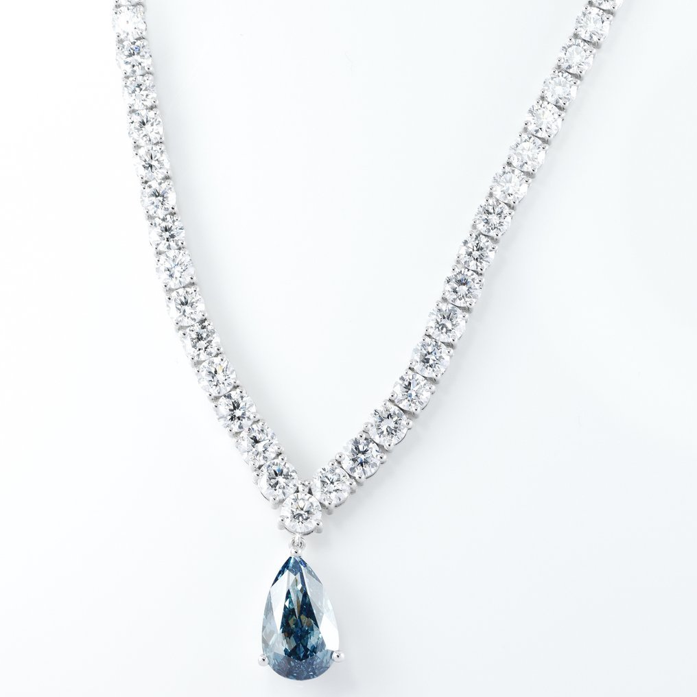 Necklace with pendant - 14 kt. White gold - 25.92ct. tw. Blue Diamond (Fancy coloured lab-grown diamond) - Diamond