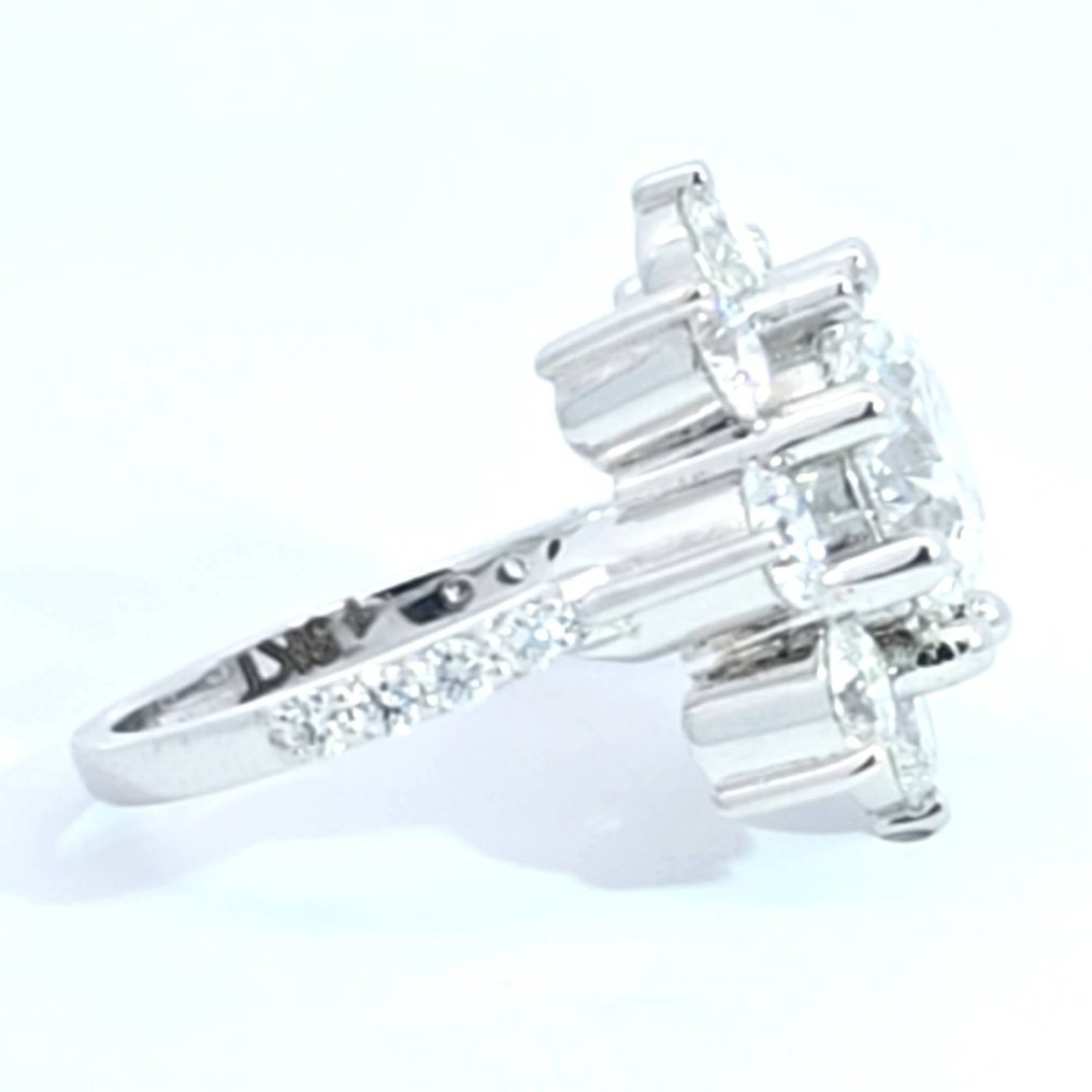Ring - 18 kt. White gold - 5.38ct. tw. Diamond (Lab-grown) - Diamond - Flower Ring