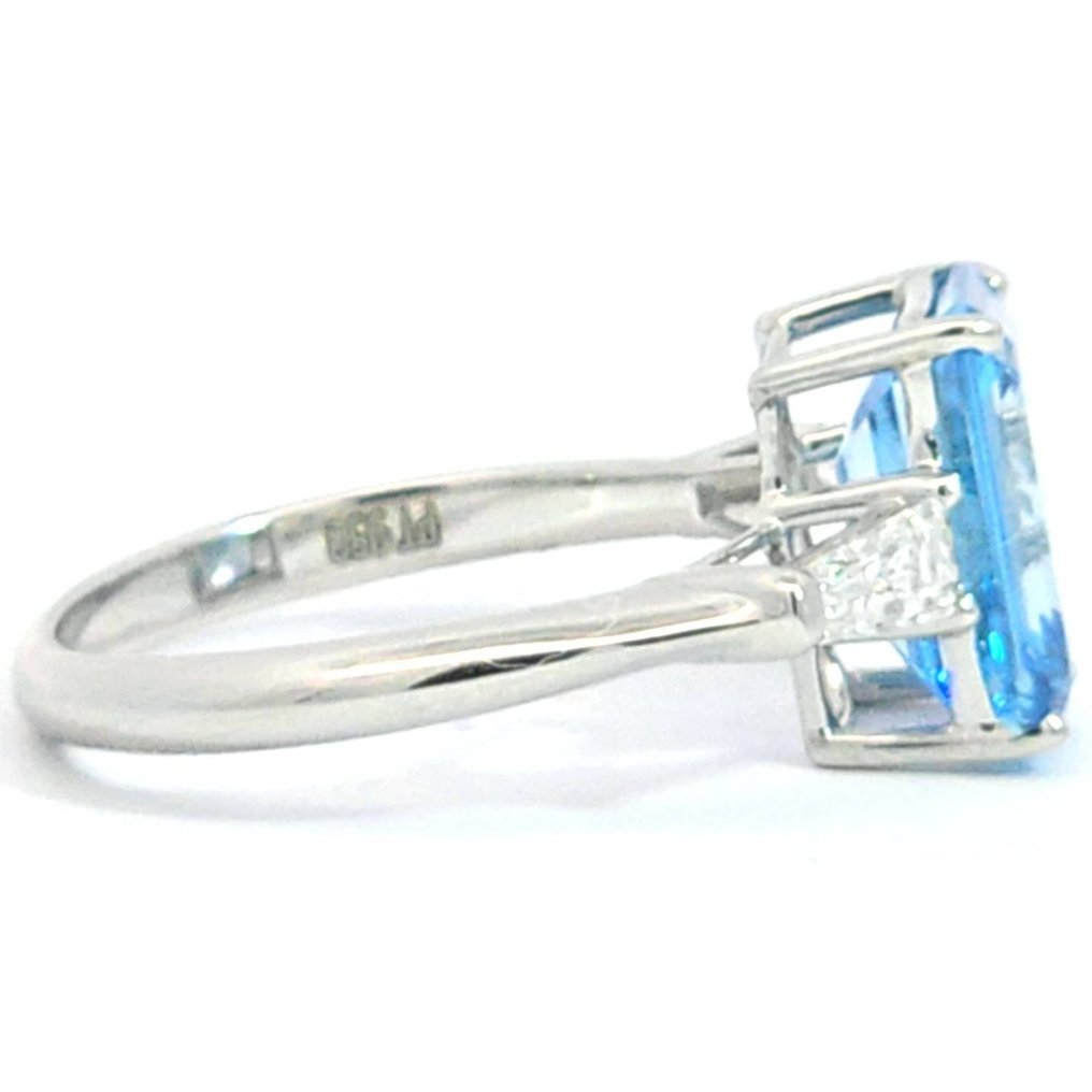 Ring Platinum - 3.91ct. tw. Blue Diamond (Fancy coloured lab-grown diamond) - Diamond
