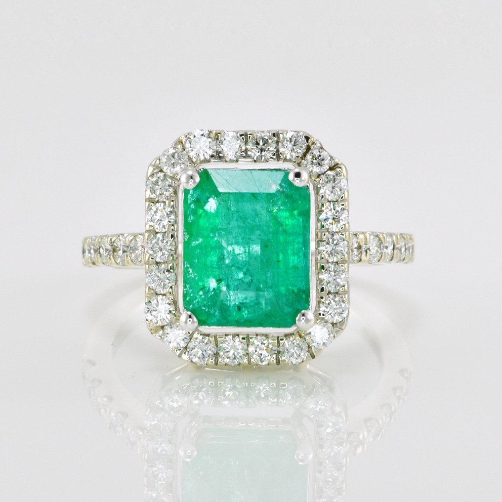 Ring - 14 kt. White gold - 4.66ct. tw. Emerald - Diamond - Halo Engagement Ring