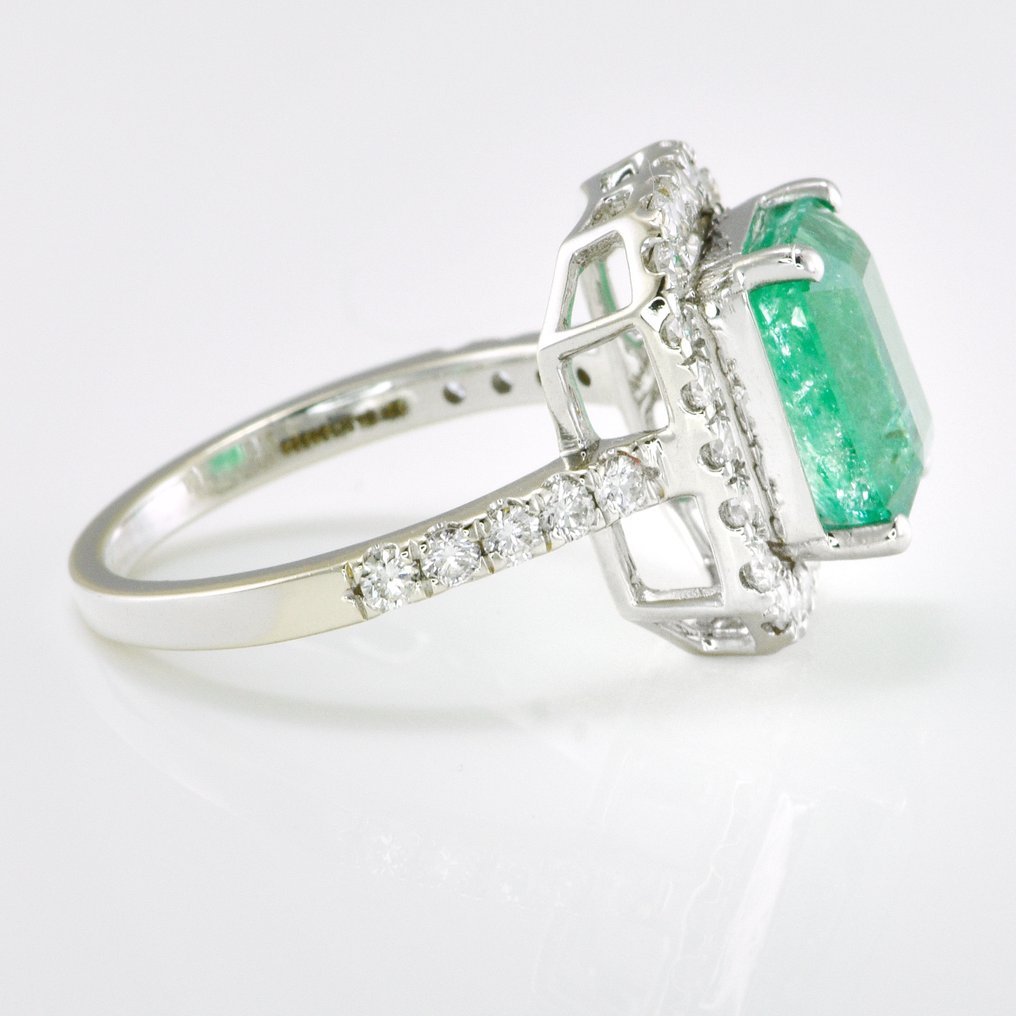 Ring - 14 kt. White gold - 4.66ct. tw. Emerald - Diamond - Halo Engagement Ring
