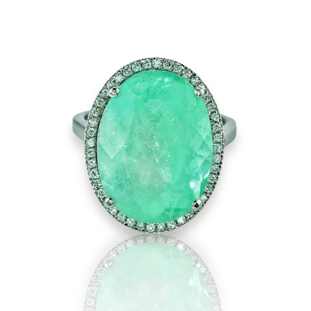 Ring Platinum - 13.93ct. tw. Emerald - Diamond - Minor Oil Emerald