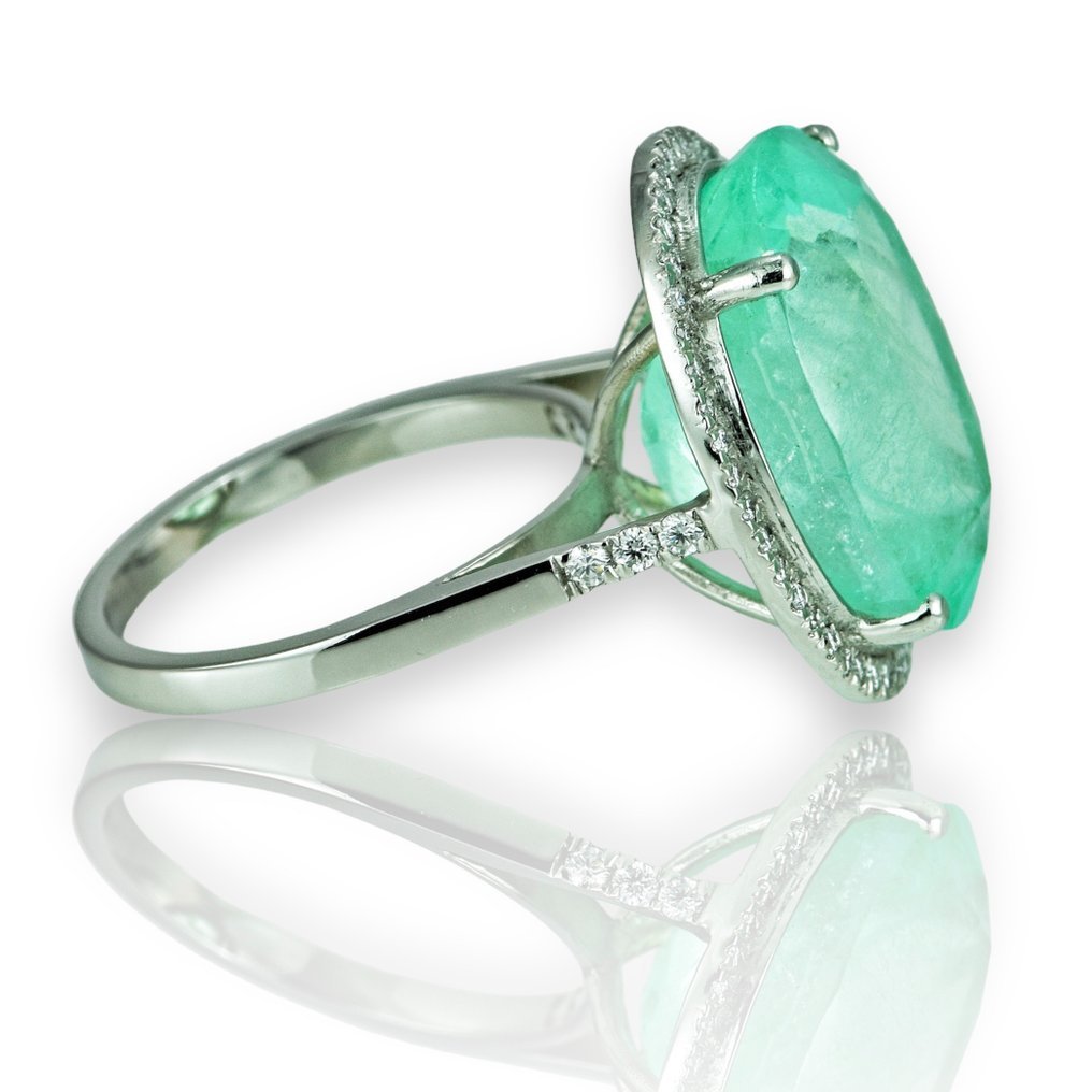 Ring Platinum - 13.93ct. tw. Emerald - Diamond - Minor Oil Emerald