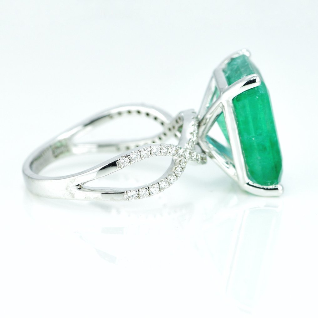 Ring - 14 kt. White gold - 7.50ct. tw. Emerald - Diamond - Emerald Statement Ring