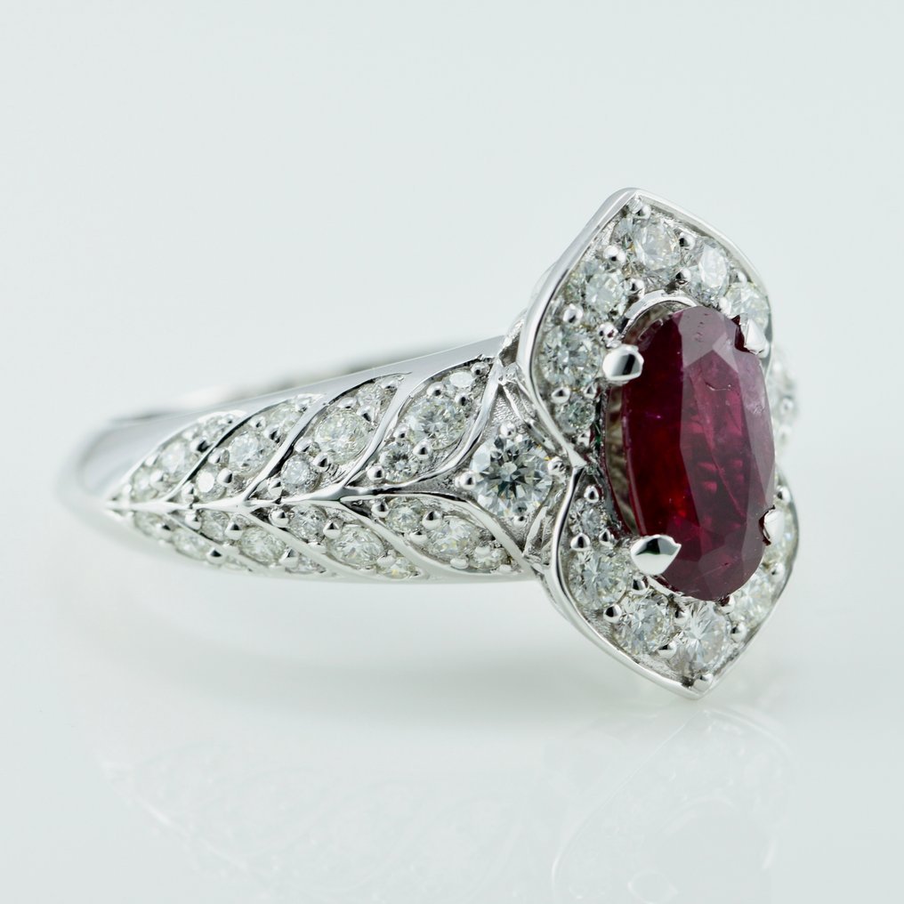 Ring - 14 kt. White gold - 2.26ct. tw. Ruby - Diamond - No heat Red Ruby ring