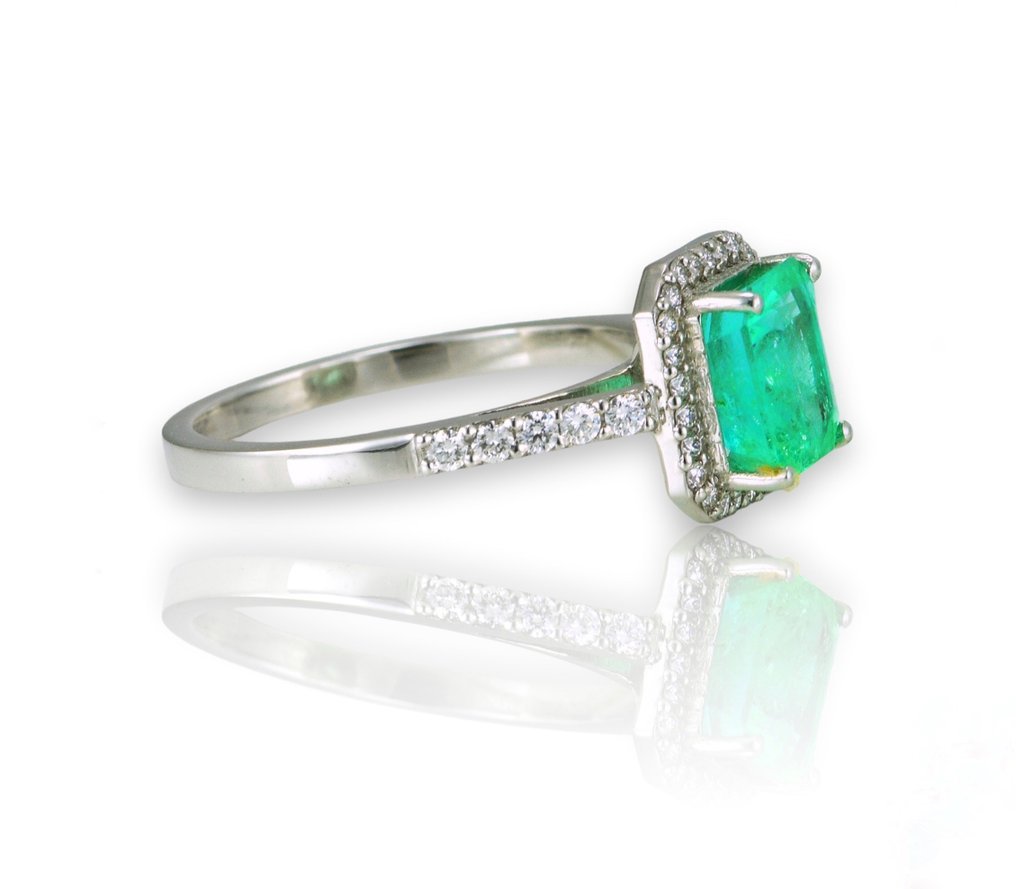 Ring Platinum - 2.13ct. tw. Emerald - Diamond - Exclusive Halo Ring