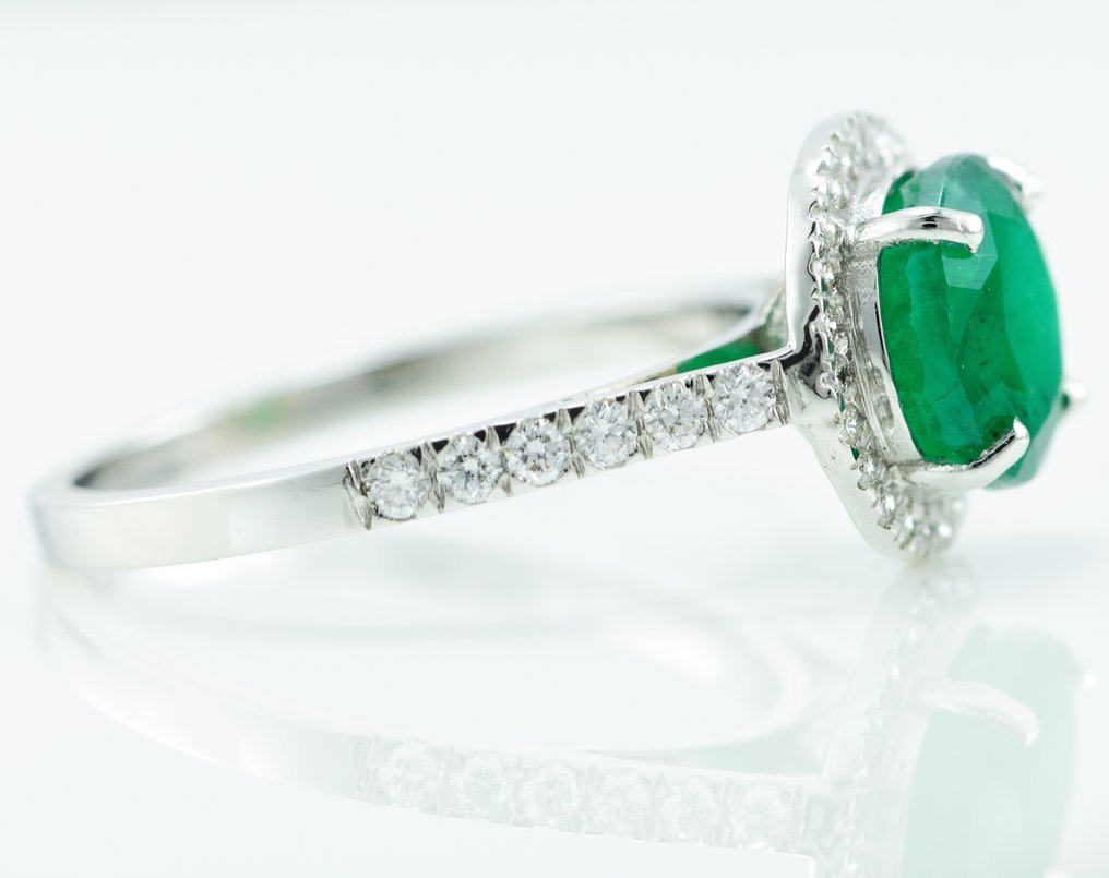 Ring Platinum - 2.42ct. tw. Emerald - Diamond - Zambia Emerald