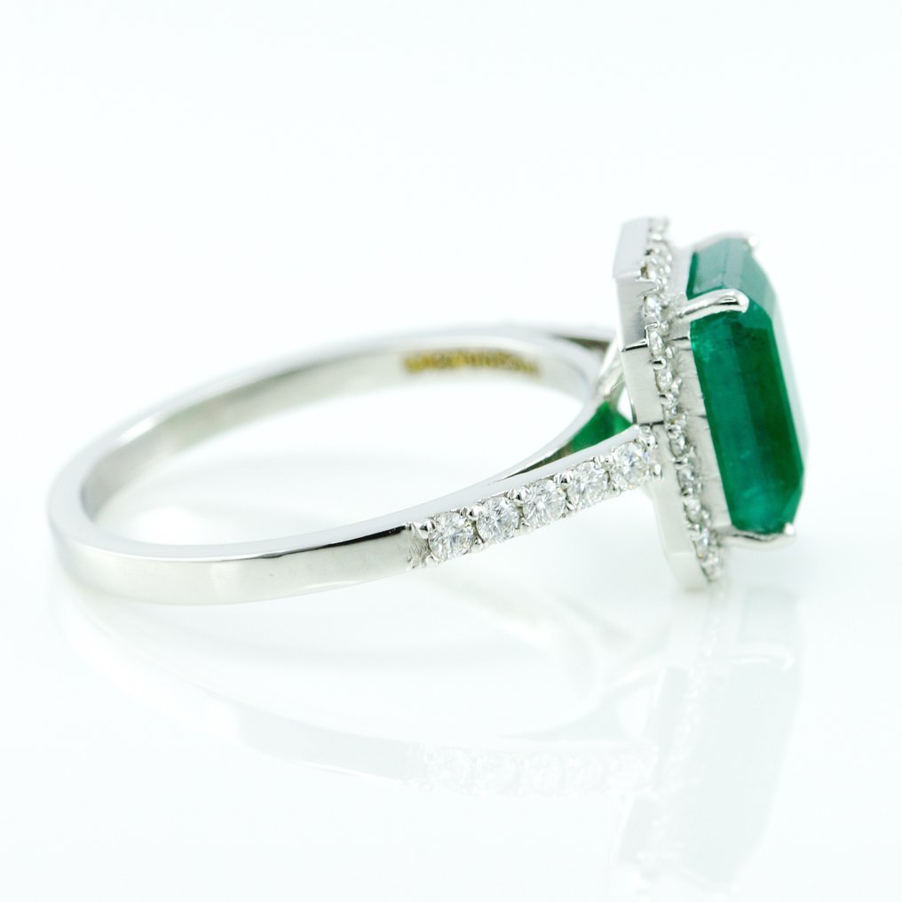 Ring Platinum - 2.72ct. tw. Emerald - Diamond - Engagement Ring