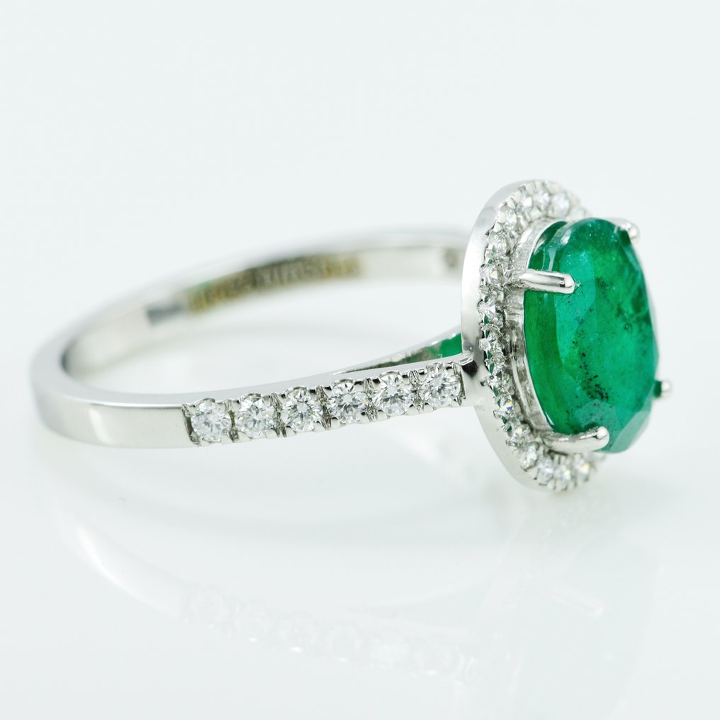 Ring Platinum - 2.01ct. tw. Emerald - Diamond - Zambia Origin Emerald