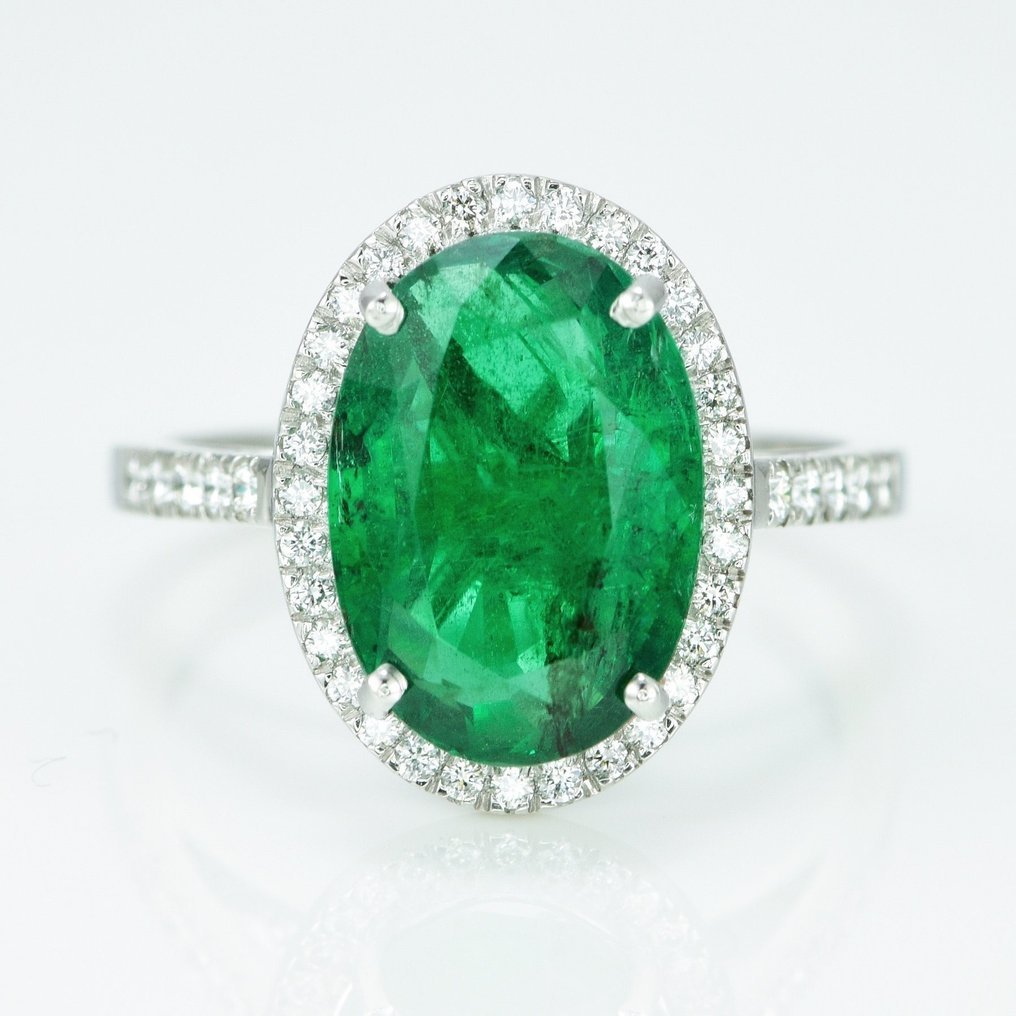 Ring Platinum - 4.53ct. tw. Emerald - Diamond - Exquisite Emerald Ring