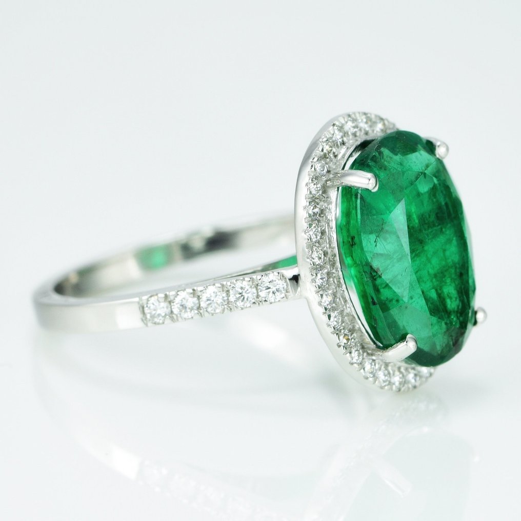 Ring Platinum - 4.53ct. tw. Emerald - Diamond - Exquisite Emerald Ring