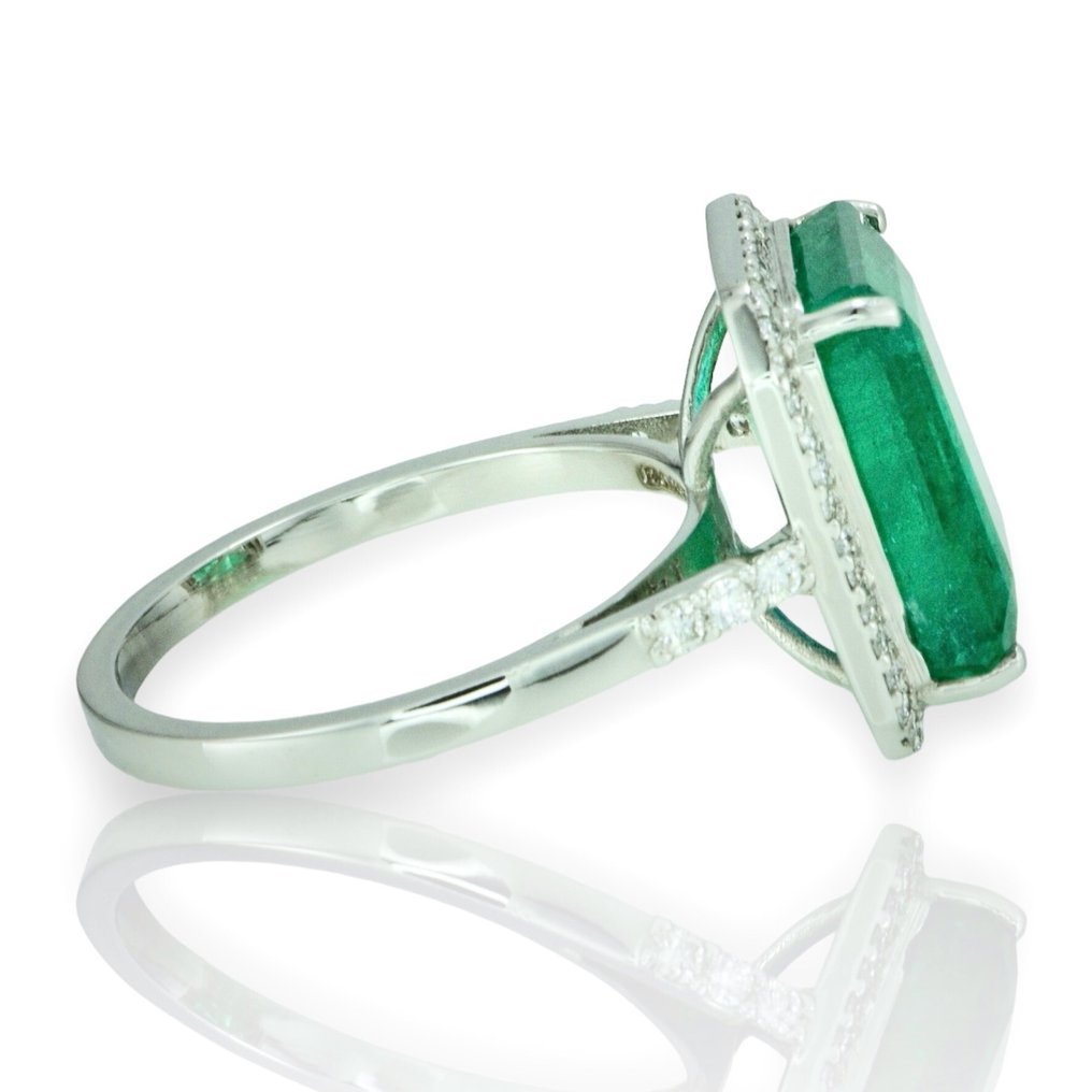 Ring Platinum - 7.38ct. tw. Emerald - Diamond - Exceptional Emerald Ring