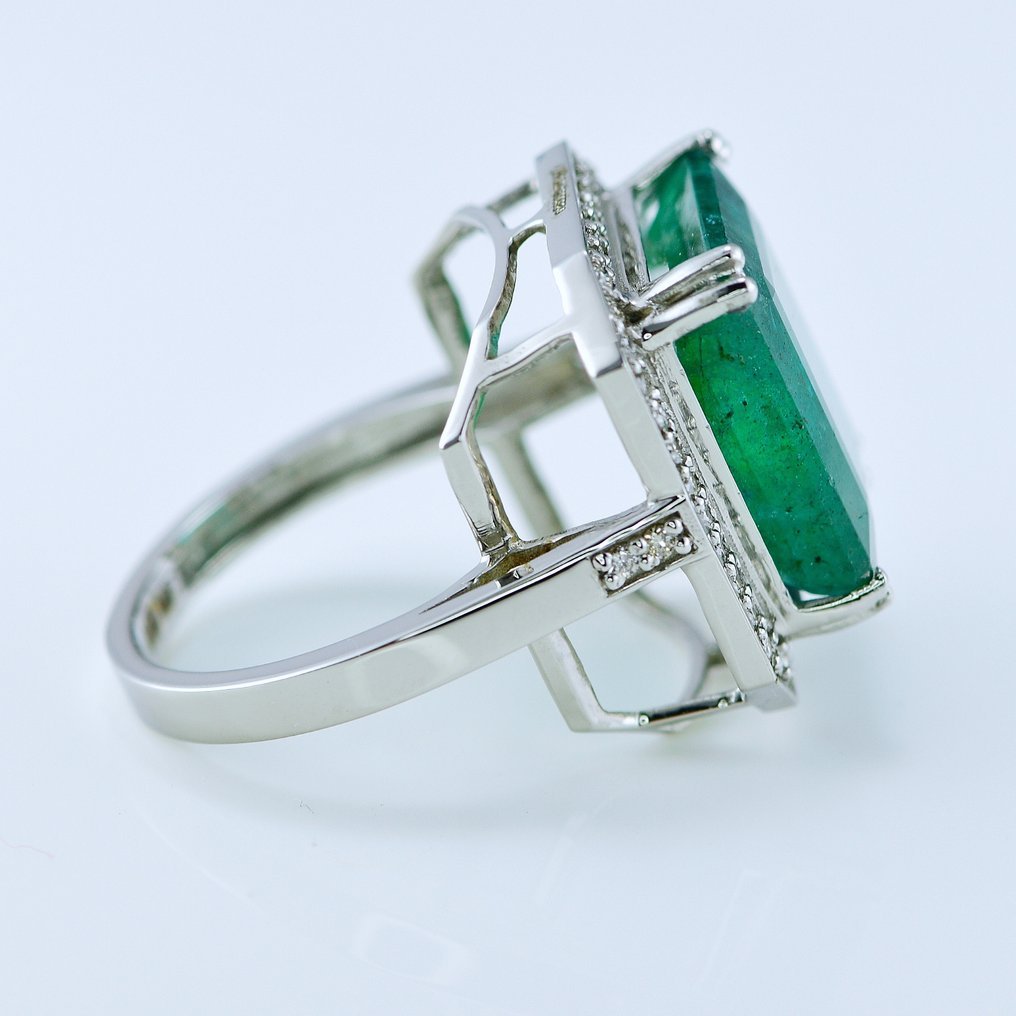 Ring Platinum - 9.77ct. tw. Emerald - Diamond - Transparent Emerald Ring