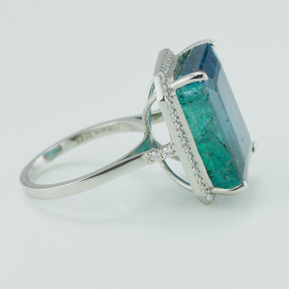 Ring Platinum - 17.97ct. tw. Emerald - Diamond - Minor Oil Emerald
