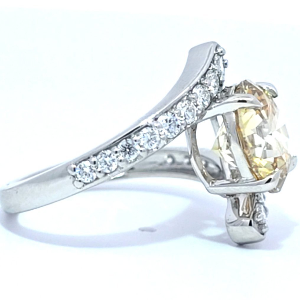 Ring Platinum - 3.91ct. tw. Yellow Diamond (Fancy coloured lab-grown diamond) - Diamond