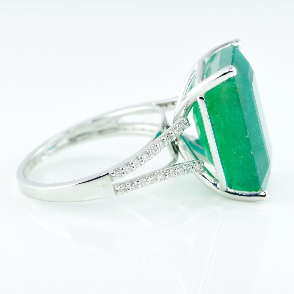 Ring - 14 kt. White gold - 11.65ct. tw. Emerald - Diamond