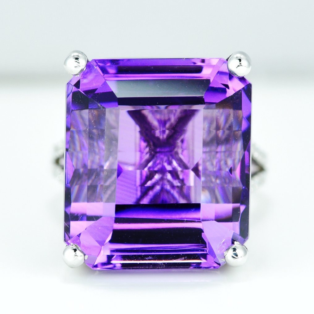 Ring - 14 kt. White gold - 29.71ct. tw. Amethyst - Diamond - Exquisite Statement Ring