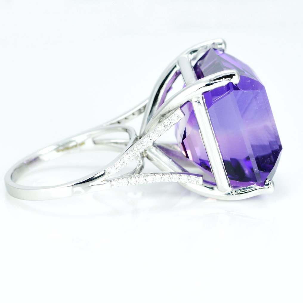 Ring - 14 kt. White gold - 29.71ct. tw. Amethyst - Diamond - Exquisite Statement Ring