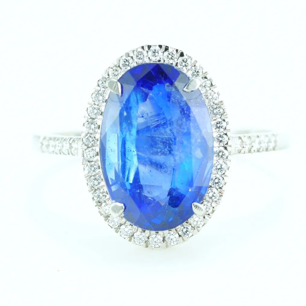 Ring Platinum - 5.26ct. tw. Sapphire - Diamond - IGI Sapphire Halo Ring