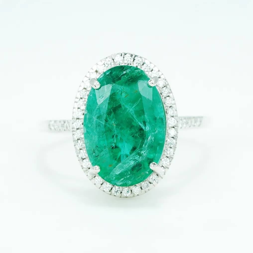 Ring Platinum - 4.44ct. tw. Emerald - Diamond - IGI - Halo Ring