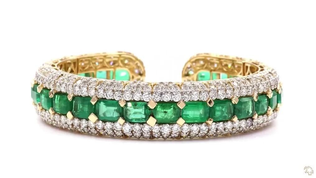 Bangle - 18 kt. Yellow gold - 40.32ct. tw. Emerald - Diamond - Size Adjustable