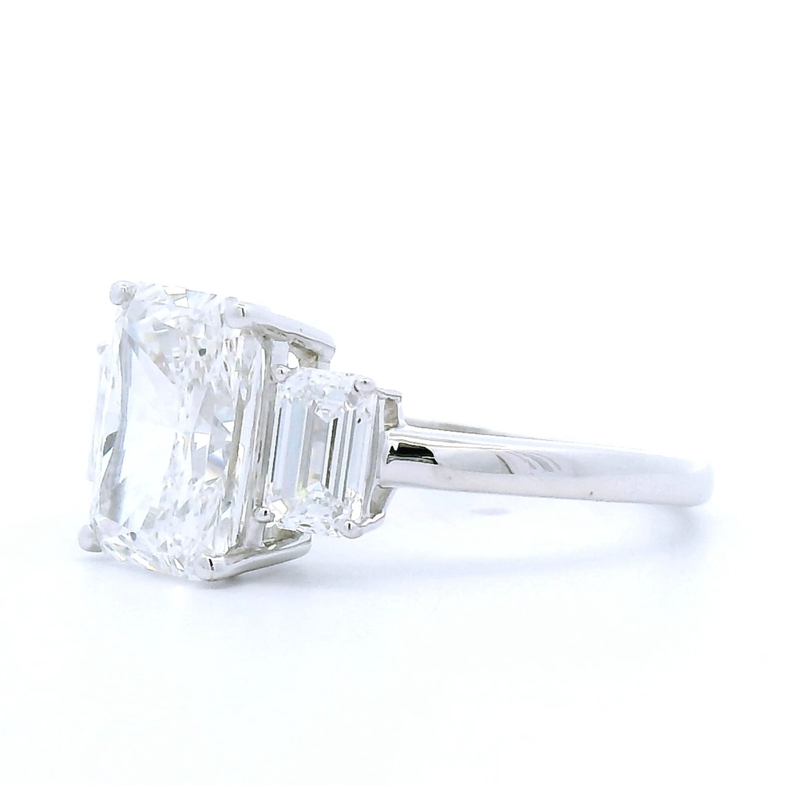 18 KT White Gold Ring with 4.01 CT Lab-Grown Diamond IGI Certificate no LG712572895